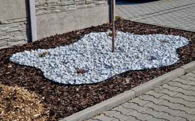 Yeni bir yerleşim alanına park ve ağaç dikme. Kaldırım taşları suyu emer ve ağaç da çakıl taşları ve odun parçacıklarıyla samanlaşır. Plastik kaldırım