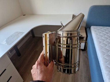 Sigara içen ya da tüttüren, bal arılarını sakinleştirmek için kullanılan bir araçtır. Çeşitli yakıtların dumanından duman üretmek için tasarlanmıştır.