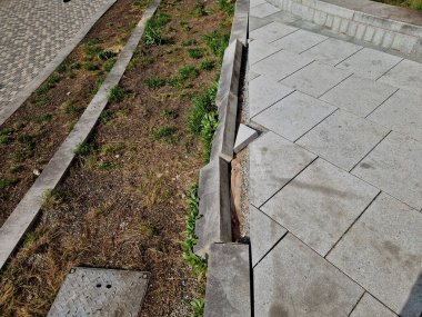 Buz kırılan taş kaldırımlar. Bahçe elementlerinin aşınması onarılmalı ve yapıştırılmalı..