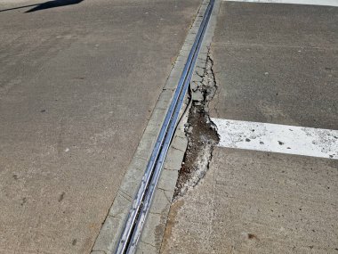 İki genişletilebilir beton gövdenin güvenli bağlantısı için çatı inşaatı veya köprü genişletme eklemleri. Metal şeritte kauçuk eklem. Donmuş beton kaldırımın tamiri. yama ve değirmenleme