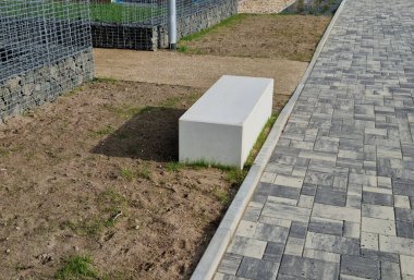 Küp şeklinde iki tarafı olan beton bloklar parkta koltuklardır. Büyük bir park bankı çiçek tarlalarıyla çevrili küçük bir avlu oluşturuyor..