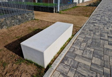 Küp şeklinde iki tarafı olan beton bloklar parkta koltuklardır. Büyük bir park bankı çiçek tarlalarıyla çevrili küçük bir avlu oluşturuyor..
