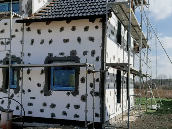 EPS paneli köpüren polistiren tarafından üretildi ve ön cephe yalıtımı da dahil olmak üzere duvarların termal yalıtımı için tasarlandı.