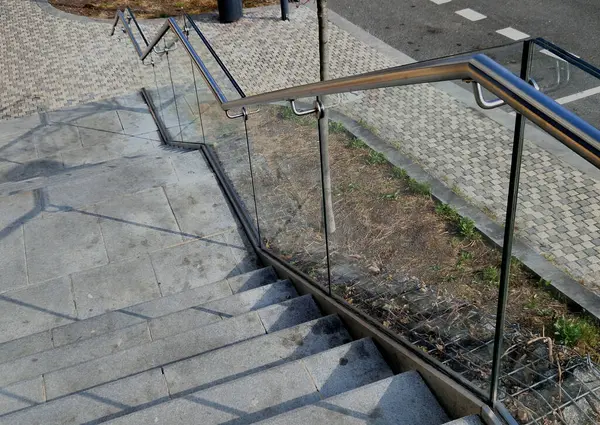 Cam, camı delmek için tasarlanmış vida ve çamaşır makineleriyle duvara tutturulmuş. Kaplama bir tırabzan ve hava bölümüdür. İstasyon, sokak, lüks.