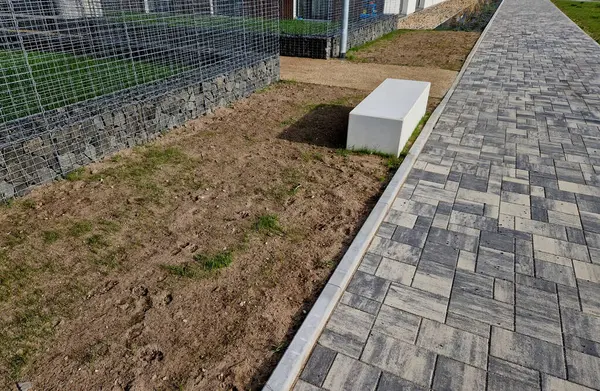 Küp şeklinde iki tarafı olan beton bloklar parkta koltuklardır. Büyük bir park bankı çiçek tarlalarıyla çevrili küçük bir avlu oluşturuyor..