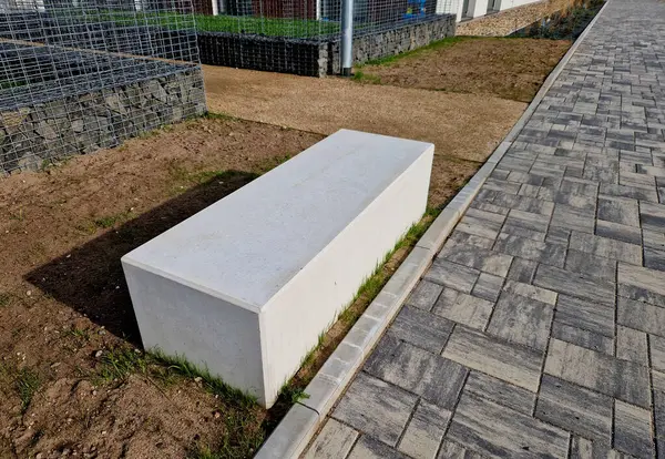 Küp şeklinde iki tarafı olan beton bloklar parkta koltuklardır. Büyük bir park bankı çiçek tarlalarıyla çevrili küçük bir avlu oluşturuyor..