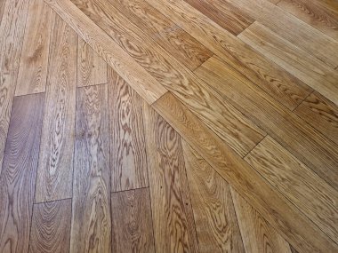 Meşe parke zemin birkaç yerden zeminin genişlemesini kaplayan metal bir şerit tarafından kesiliyor. Ahşap zemini olan lüks bir lobi. Bankalar, avlular, ofisler ve alışveriş merkezleri