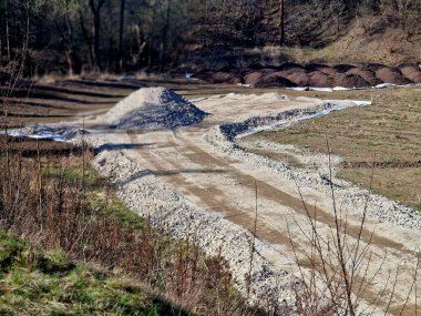 Ezilmiş molozlar yol çakılları, revetasyonlar, istinat duvarları, peyzaj çakılları veya yeni beton için ham madde olarak kullanılabilir. Büyük parçalar tuğla ya da levha olarak kullanılabilir, ya da anonim, kentsel