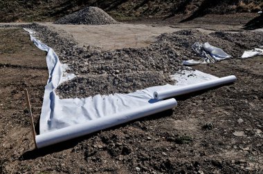 Ezilmiş molozlar yol çakılları, revetasyonlar, istinat duvarları, peyzaj çakılları veya yeni beton için ham madde olarak kullanılabilir. Büyük parçalar tuğla ya da levha olarak kullanılabilir, ya da anonim, kentsel