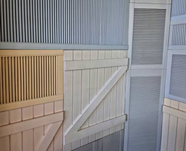 Krem rengi mutfak dolabı kapıları ve çizgili çıtası. Bir yemek odası veya restoran için çeşitli bulmaca stili, kalas, z, bej renkte İtalyan kıyı duvarı örtüleri