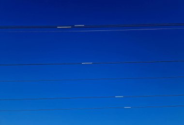 Kablo bağlantıları çok yüksek voltaj pilonları. Elektrik direği kabloları bağlarken kendini kilitleyen kıskaçlar kullanır