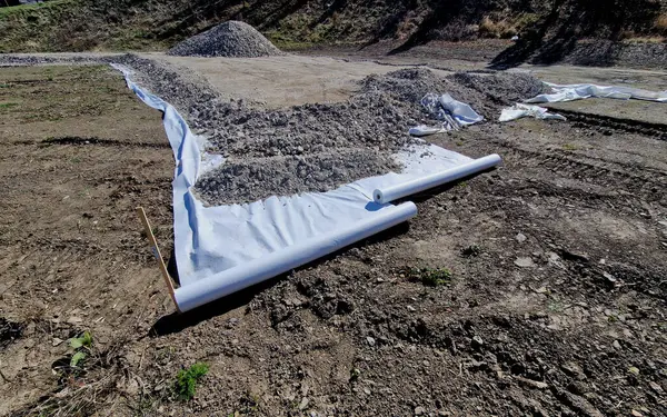 Ezilmiş molozlar yol çakılları, revetasyonlar, istinat duvarları, peyzaj çakılları veya yeni beton için ham madde olarak kullanılabilir. Büyük parçalar tuğla ya da levha olarak kullanılabilir, ya da anonim, kentsel