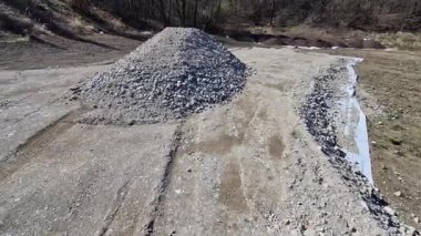 Ezilmiş molozlar yol çakılları, revetasyonlar, istinat duvarları, peyzaj çakılları veya yeni beton için ham madde olarak kullanılabilir. Büyük parçalar tuğla ya da levha olarak kullanılabilir, ya da anonim, kentsel