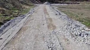 Ezilmiş molozlar yol çakılları, revetasyonlar, istinat duvarları, peyzaj çakılları veya yeni beton için ham madde olarak kullanılabilir. Büyük parçalar tuğla ya da levha olarak kullanılabilir, ya da anonim, kentsel