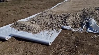 Ezilmiş molozlar yol çakılları, revetasyonlar, istinat duvarları, peyzaj çakılları veya yeni beton için ham madde olarak kullanılabilir. Büyük parçalar tuğla ya da levha olarak kullanılabilir, ya da anonim, kentsel