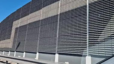 Ses geçirmez duvar, beton, gözenekli tırtıklı malzemeden yapılmış. Sokakta, metal kirişlere yerleştirilmiş kahverengi bloklardan oluşan bir çit. Trafik gürültüsü bahçeye ve yerleşim alanına girmiyor..