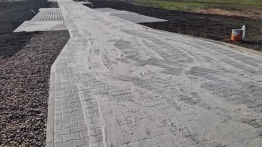 Yerli topraklarda inşaat. Geliştirici, tarlalara parselleme yapan ağlar ve asfalt yollar getirecek. Çok minimalist bir otopark.