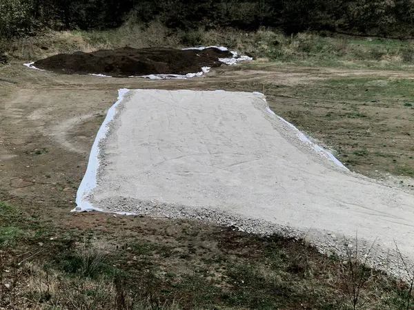 Ezilmiş molozlar yol çakılları, revetasyonlar, istinat duvarları, peyzaj çakılları veya yeni beton için ham madde olarak kullanılabilir. Büyük parçalar tuğla ya da levha olarak kullanılabilir, ya da anonim, kentsel