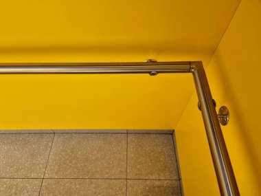 Paslanmaz çelik mağazası parmaklıkları, deniz zarafetinin dokunuşuyla döşenmiş tel parmaklıklar. Tel korkuluklarımız teras gibi alanları birbirinden güzel ayıran ince bir sınır sunuyor.