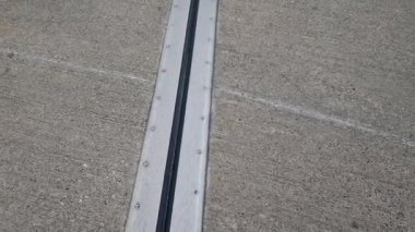 İki genişletilebilir beton gövdenin güvenli bağlantısı için çatı yapısı veya köprü genişlemesi. Levhalar, levhalar, çarşaflar, örtüler.
