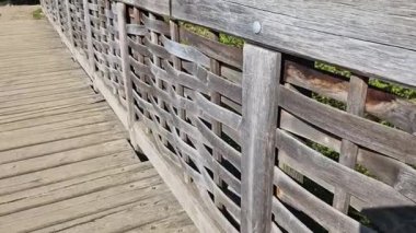 Ortaçağ meşe ağacı, sürgülenmiş. Hendeğin üzerindeki köprü. Korkuluklar devasa kirişlerden yapılmıştır. Bu kirişler arasında birkaç ince meşe çubuğu dikey bükülme arasında örülmüştür. Hasır sepet örer gibi zigzag..