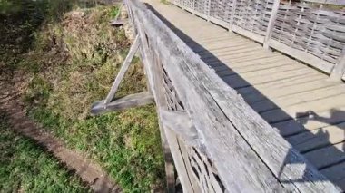 Ortaçağ meşe ağacı, sürgülenmiş. Hendeğin üzerindeki köprü. Korkuluklar devasa kirişlerden yapılmıştır. Bu kirişler arasında birkaç ince meşe çubuğu dikey bükülme arasında örülmüştür. Hasır sepet örer gibi zigzag..