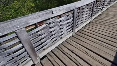 Ortaçağ meşe ağacı, sürgülenmiş. Hendeğin üzerindeki köprü. Korkuluklar devasa kirişlerden yapılmıştır. Bu kirişler arasında birkaç ince meşe çubuğu dikey bükülme arasında örülmüştür. Hasır sepet örer gibi zigzag..