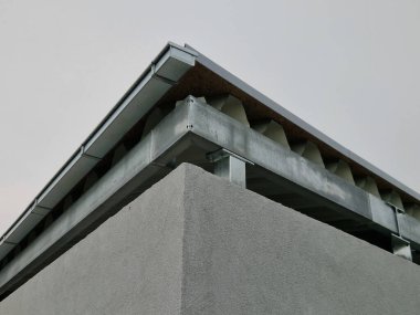 Çitlerle ve çiçek açan meyve ağaçlarıyla kaplı ahşap kapı. Cennete giriş.