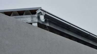 Depo binasının olukları kayıp. Görünüşe göre biri çalmış. Su duvara fışkırır ve alçıya zarar verir..