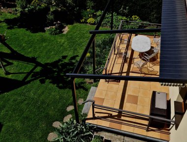 Alüminyum pergola kaygan çatı için en iyi çözümdür. Emlakları sayesinde, aile evleri, daireler, restoranlar, kafe, otel ve diğer ticari kullanımlara, beyaz zaman dilimlerine pergola monte edilebilir