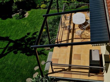 Alüminyum pergola kaygan çatı için en iyi çözümdür. Emlakları sayesinde, aile evleri, daireler, restoranlar, kafe, otel ve diğer ticari kullanımlara, beyaz zaman dilimlerine pergola monte edilebilir