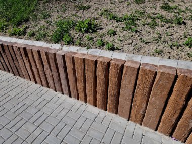 Şehir otobüs durağı. Entegre ahşap banklı cam bir sığınak. Beton kirişlerden ve ahşap desenli ve kahverengi renkte prizmalardan yapılma Palisade. Meyve bahçesine yakın eski püskü bir yerde yeni bir otobüs durağı inşa etmek.