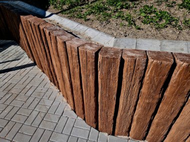 Şehir otobüs durağı. Entegre ahşap banklı cam bir sığınak. Beton kirişlerden ve ahşap desenli ve kahverengi renkte prizmalardan yapılma Palisade. Meyve bahçesine yakın eski püskü bir yerde yeni bir otobüs durağı inşa etmek.