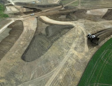 Otoyol inşaatının hazırlanması. Toprak tarlalardan temizleniyor. Arazinin taşınması ve dengelenmesi. Alan alanları azalıyor ve tarım arazilerinin korunması yetersiz. nakliye kızılötesi