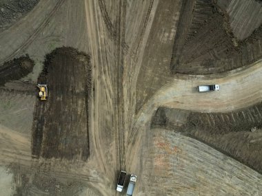 Otoyol inşaatının hazırlanması. Toprak tarlalardan temizleniyor. Arazinin taşınması ve dengelenmesi. Alan alanları azalıyor ve tarım arazilerinin korunması yetersiz. nakliye kızılötesi