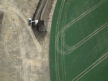 Otoyol inşaatının hazırlanması. Toprak tarlalardan temizleniyor. Arazinin taşınması ve dengelenmesi. Alan alanları azalıyor ve tarım arazilerinin korunması yetersiz. nakliye kızılötesi