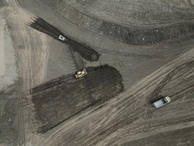 Otoyol inşaatının hazırlanması. Toprak tarlalardan temizleniyor. Arazinin taşınması ve dengelenmesi. Alan alanları azalıyor ve tarım arazilerinin korunması yetersiz. nakliye kızılötesi