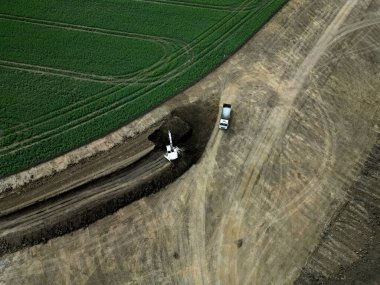Otoyol inşaatının hazırlanması. Toprak tarlalardan temizleniyor. Arazinin taşınması ve dengelenmesi. Alan alanları azalıyor ve tarım arazilerinin korunması yetersiz. nakliye kızılötesi