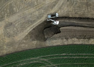 Otoyol inşaatının hazırlanması. Toprak tarlalardan temizleniyor. Arazinin taşınması ve dengelenmesi. Alan alanları azalıyor ve tarım arazilerinin korunması yetersiz. nakliye kızılötesi
