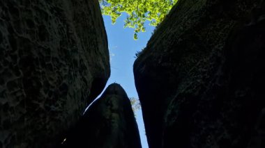 Kayadaki bir çatlak, X şeklindeki bir ışığın geçmesine izin veriyor. Kendini içine sıkıştıramayacağın bir çatlakla bir blok kumtaşında çatlaklar. Sıkışma tehlikesi