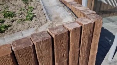 Şehir otobüs durağı. Entegre ahşap banklı cam bir sığınak. Beton kirişlerden ve ahşap desenli ve kahverengi renkte prizmalardan yapılma Palisade. Meyve bahçesine yakın eski püskü bir yerde yeni bir otobüs durağı inşa etmek.