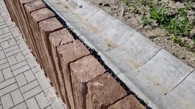 Şehir otobüs durağı. Entegre ahşap banklı cam bir sığınak. Beton kirişlerden ve ahşap desenli ve kahverengi renkte prizmalardan yapılma Palisade. Meyve bahçesine yakın eski püskü bir yerde yeni bir otobüs durağı inşa etmek.