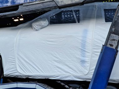 Yeni üretilmiş arabaları taşımak için bir karavan. Araba üreticileri plastik folyoya sarılı taşıma araçları. Bu daha pahalı arabaların boyalarını korur. O zaman pencerelerdeki fermuar...