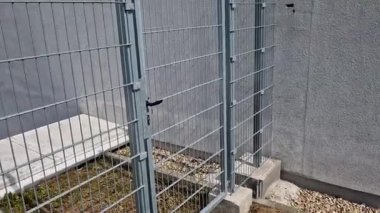 Ekonomik ağ ve galvanize metal borulardan ormancılık çitleri inşa ediliyor. Ekime alanlarını geyik, geyik, yaban domuzu, tavşan, geyik ısırmaktan korur. Yeni ekilmiş orman bio-koridoru. 