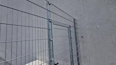 Ekonomik ağ ve galvanize metal borulardan ormancılık çitleri inşa ediliyor. Ekime alanlarını geyik, geyik, yaban domuzu, tavşan, geyik ısırmaktan korur. Yeni ekilmiş orman bio-koridoru. 