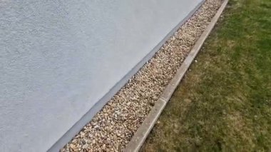 Evin etrafında çakıl ve çakıl taşlarından oluşan bir oluk oluşturmak her zaman gereklidir. Suyu emmeye ve evin duvarlarını havalandırmaya yarıyor. Kaldırım çelik levhaların montajı. zar folyosu, çivi.