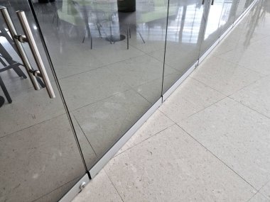 Sürgülü cam kapılar kullanışlı bir aksesuardır. Bu da sizi yaşam alanınızın önemli bir kısmını kurtarır. Cam ayrıca ilginç ve tasarım açısından mükemmel bir iç metal krom, paslanmaz çelik üretebilir.