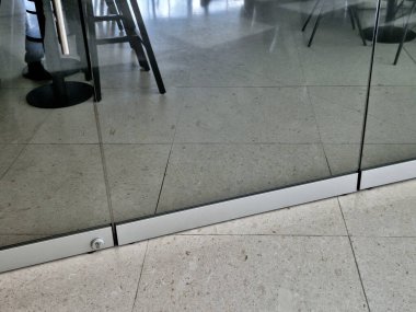 Sürgülü cam kapılar kullanışlı bir aksesuardır. Bu da sizi yaşam alanınızın önemli bir kısmını kurtarır. Cam ayrıca ilginç ve tasarım açısından mükemmel bir iç metal krom, paslanmaz çelik üretebilir.