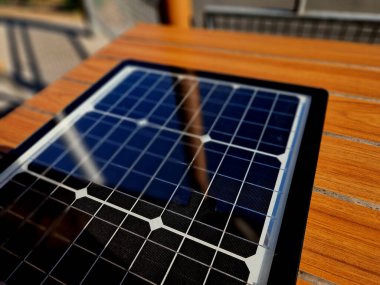 Teknolojik tasarım ve modern restoran ekipmanları. Konukların kahve içerken telefon ettiği yer. akıllı işlevsel kentsel mobilyalar ile usb ile indüksiyon şarj edici