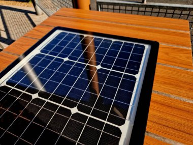 Teknolojik tasarım ve modern restoran ekipmanları. Konukların kahve içerken telefon ettiği yer. akıllı işlevsel kentsel mobilyalar ile usb ile indüksiyon şarj edici